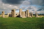 1024px-Stonehenge_back_wide